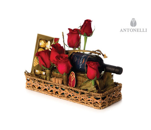 Cesta con Rosas, vino y chocolates